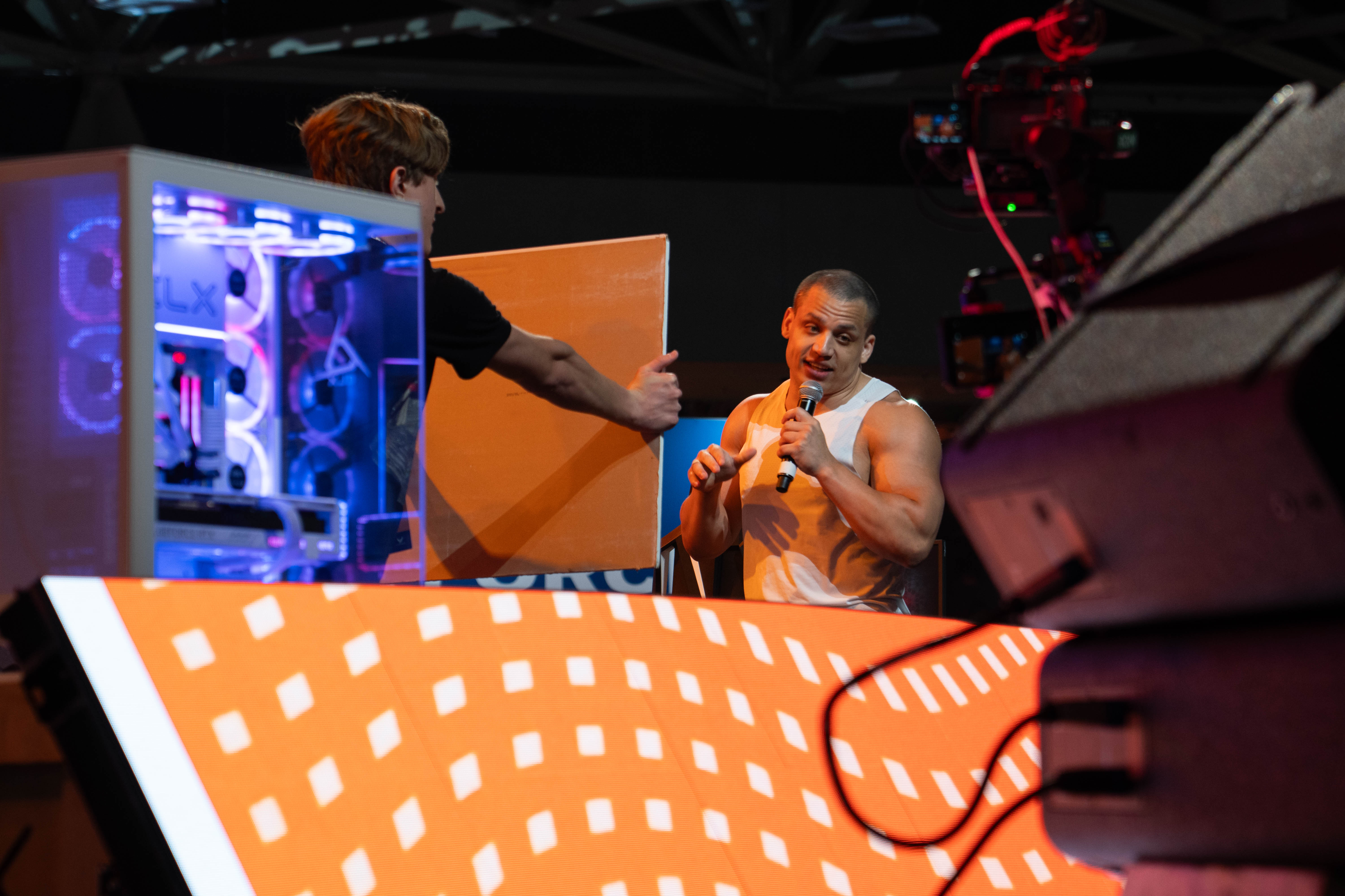 Tyler "Tyler1" Steinkamp entertains a fan on top of The Pyramid at Dreamhack Dallas 2023.